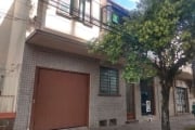 APARTAMENTO DE 2 DORMITORIOS, SENDO UM 1 SUITE. BANHEIRO SOCIAL. SALA AMPLA, AREA DE SERVICO INTEGRADA, COZINHA E CHURRASQUEIRA. &lt;BR&gt;PISO LAMINADO EM OTIMO ESTADO E ELETRICA NOVA. PRIMEIRO ANDAR