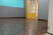 Ótimo apartamento JK na Cidade Baixa, com PÀTIO, térreo, DESOCUPADO, com 23m² privativos. Possui saleta de TV, dormitório, cozinha, banheiro com box de vidro e ventilação e área externa descoberta. Co