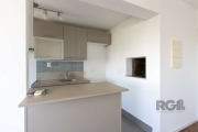 Excelente apartamento de 2 dormitórios, sendo 1 suíte, cozinha americana, moveis projetados, churrasqueira, piso laminado, andar alto, vaga de garagem dupla coberta. Condomínio com infra completa de c