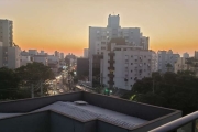 Excelente apartamento localizado no coração do Bairro Menino Deus. Imóvel com 2 dormitórios, sendo uma suíte, banheiro social, sala com sacada e vista para o bairro, cozinha integrada com churrasqueir