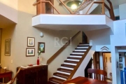 Casa em condomínio fechado na zona sul, com 3 dormitórios, suíte master com sacada e vista para o rio, amplo living com dois ambientes, lareira, sacada e pátio interno, cozinha e copa, dependência com