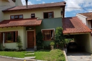 Casa em condomínio com 3 dormitórios. &lt;BR&gt;No primeiro andar living/sala de jantar, sala de TV com lareira, cozinha ampla com churrasqueira e fogão à lenha, área de serviço, banheiro social, depe