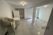 Casa em condomínio com  3 dormitórios (sendo 1 suíte),  living para 02 ambientes em porcelanato com lareira,  piso em laminado, lavabo, cozinha com teto de vidro, sala de jantar, 4 banheiros e sótão.&