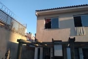 Excelente casa em condomínio fechado, com 02 dormitórios, living estar e jantar, cozinha, banheiro social, área de serviço e 01 vaga com pergolado.   &lt;BR&gt;Baixo custo condominial; quiosque com  c