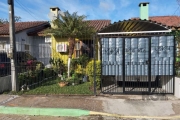 Ótima Casa na Rua Capitão Pedroso, Condomínio seguro, bem localizado, parada de ônibus e lotação bem em frente. Com 2 dormitórios, amplo living com lareira, banheiro social, área de serviço e garagem 