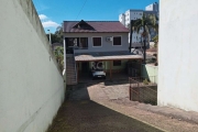 Casa em condomínio pequeno (de 4 casas ), no bairro Cristo Redentor, em POA, próximo ao shopping Bourbon Wallig, , 2 vagas cobertas para carros, churrasqueira, varanda, cozinha americana, 3 dorms (c/ 