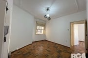 Apartamento com dois dormitórios, cozinha, sala, banheiro e área de serviço, localizado no quarto andar em edifício com dois elevadores e próximo a rua da República, na frente do Supermercado Zaffari 