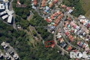 Terreno nos altos da São Caetano, bairroTeresópolis, com vista para o Guaíba, arborizado, rua calma com residencias de alto padrão e toda a infraestrutura publica disponivel. Acesso facil a colegios, 