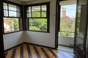 Apartamento com vista definida, amplo, ventilado e ensolarado com 64m2 privativos, reformado recentemente. 02 dormitórios, sala , sacada, cozinha, área de serviço. Muito  aconchegante. Prédio pequeno,