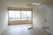 Apartamento Duplex no bairro Jardim Itu Sabará, de 100m² no 4º andar. Imóvel com 2 dormitórios, 2 salas, 2 cozinhas com churrasqueira, 3 banheiros e piso em porcelanato. Possui área externa. Garagem p