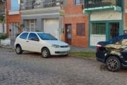 Vende casa de alvenaria no bairro Menino Deus. Excelente localização.Ótima oportunidade para investidor. Agende  a sua visita!