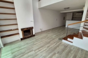 Loft de 2 dormitórios, sendo 1 suíte e 1 suíte americana com banheira. No bairro Bela Vista. Sala com pé direito duplo, lareira, piso laminado e ar split. Living para 2 ambientes. Cozinha com armários