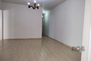 Excelente apartamento garden, reformado, com 2 dormitórios, sendo 1 suíte, banheiro social, amplo living 2 ambientes, cozinha, dependência completa e lavanderia. Duas áreas externas. Área privativa de