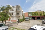 Excelente apartamento no bairro Rio Branco, com 2 quartos, com possibilidade de terceiro quarto, amplo living com sacada, gabinete, área de serviço, cozinha, bem arejado, dois lances de escada, prédio