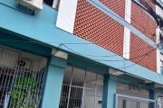 Lindo apto na Clemenciano Barnasque esquina com a Av. Teresópolis, amplo com aproximadamente 85m², com 02 dormitórios, sala, cozinha, área de serviço, banheiro. Prédio com gás central, elevador, salão