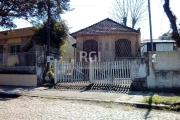 Terreno medindo 7,50x28 com casa de madeira mista e outra casa de material nos fundos, alta em relação a rua.  Rua calma,arborizada, perto da Av.Teresopolis.