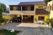 Casa 3 dormitórios,  2 pisos, cozinha americana e montada, living amplo 3 ambientes, área serviço separada, parte de cima, 3 dormitórios sendo uma suíte, banho social, estar e uma sacada.&lt;BR&gt;Pát