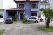 Casa com 05 dormitórios em condomínio fechado no Sarandi, em Porto Alegre. Andar térreo com living dois ambientes com lareira, Jardim de Inverno, ampla cozinha,  churrasqueira, dormitório, banheiro e 