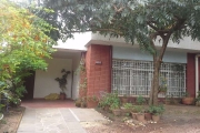 Residencia com 2 pavimentos bem localizada recuada, ajardinada, com 4 dormitórios e mais amplas pecas . Aceita apartamento no bairro 3 ou 4 dormitorios com garagem   financiamento.