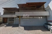 Prédio em excelente localização na zona sul, a poucos metros do Bourbon Teresópolis. Possui uma sala de 564m² privativos com espaço de escritório, com churrasqueira nos fundos, andar superior com duas