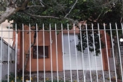 Vende excelente casa/sobrado em condomínio, reformada, 2 dormitórios, living 2 ambientes, lavabo, copa/cozinha, churrasqueira, área de serviço. Pequeno pátio em frente e outro nos fundos. Uma vaga de 