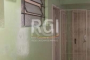 Sala comercial e residencial localizada no Centro em frente a Praça Osvaldo Cruz, de frente, com vista para o Guaiba, vaga para locar no prédio ou ao lado.&lt;BR&gt;Portaria 24 horas e 2 elevadores. P