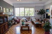 Apartamento 03 dormitórios sendo um suíte. Living amplo com sala de jantar e cozinha integrados, 107 m² de área útil, ensolarado com ótima circulação de ar, área de serviço, despensa, banheiro social 