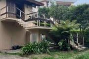 Casa super espaçosa de 3 andares no Condomínio Jardim do Sol, com infraestrutura completa, 3 suites completas, duas com closet, cozinha mobiliada, living com lareira e bar em madeira, escritório com v