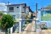 Excelente casa em condomínio no bairro Vila Conceição, com 3 quartos, sendo 1 suíte. O imóvel possui um sotão com lareira e uma vista panorâmica deslumbrante, que pode ser transformado em um dormitóri