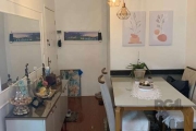 Apartamento 3 dormitórios, com garagem fechada! Reformado, em ótima região do bairro. Entrar e morar! Living 2 ambientes com piso laminado em ótimo estado e split, cozinha também reformada, com área d