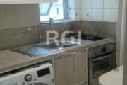 Apartamento de (1) um dormitório,  semi mobiliado, em bom estado de conservação, fundos, vista, silencioso, sol leste/norte. Com guarda roupas de casal, escrivaninha e ar condicionado, banheiro montad