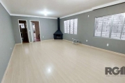 Excelente casa com 3 dormitórios no Bairro Azenha. &lt;BR&gt;Imovel residencial com 2 pavimentos com entradas independentes. 1° Andar conta com 2 dormitórios sendo 1 suíte, sala de estar, cozinha com 