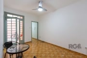 Otimo apartamento todo reformado, inclusive eletrica,  Térreo com:&lt;BR&gt;Living para dois ambientes, um dormitorio, banheiro , cozinha e área de serviço.&lt;BR&gt;A vantagem nesse imovel, que tem u