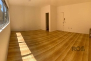 Libertas Imobiliária aluga sala comercial com 35m² no bairro Auxiliadora em Porto Alegre.&lt;BR&gt;&lt;BR&gt;Imóvel bem iluminado, piso laminado, banheiro social.&lt;BR&gt;&lt;BR&gt;Condomínio com ele