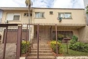 Casa com 3 dormitórios, sendo 1 deles suíte, no coração do Jardim Lindóia.&lt;BR&gt;Primeiro pavimento composto por hall de entrada, living integrado com 2 ambientes, ampla sala de jantar, possui um e