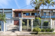 Casa com 4 dormitórios á venda no bairro Espírito Santo, Residencial Bahamas. Ótima casa na zona sul de Porto Alegre com lindo jardim e mobiliada. No primeiro piso, sala de estar com lareira, jardim d