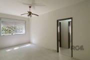 Apartamento térreo com 60m² privativos, de fundos, silencioso, com 2 dormitórios podendo fazer escritório/ estúdio ou deixar a sala mais ampla, 1 banheiro social, 1 cozinha, 1 sala de estar podendo un