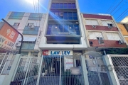 Conjunto comercial com 226 m², distribuídos em 2 pavimentos com escada de acesso interno.&lt;BR&gt;Primeiro piso com 5 salas privativas, pavimento superior com uma cozinha e  churrasqueira, banheiro e