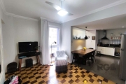 Apartamento Centro Histórico de Porto Alegre: Living com cozinha integrado, área de serviço e banheiro auxiliar com chuveiro. Parte íntima com dois dormitórios, sendo um deles com vista para o Guaíba,