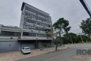 Sala comercial reformada na Barão de Cerro Largo com a Padre Cacique, com 59 m² privativos, distribuídos em dois ambientes com split e um banheiro, e duas vagas de garagem. Prédio com elevador, portar