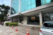 Libertas Imobiliária aluga loja comercial em importante Avenida com grande fluxo de pedestres e veículos.&lt;BR&gt;&lt;BR&gt;Imóvel com 100m², fachada de vidro, banheiro social.&lt;BR&gt;&lt;BR&gt;Con