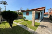 Casa que possui 3 dormitórios, banheiro social, ampla cozinha, sala de estar, ótimo pátio frente e fundos, vaga para uns 5 carros sendo 2 coberta.&lt;BR&gt;Edícula com churrasqueira, lavanderia e uma 