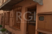 Casa em condominioi fechado ,semi mobiliada com um quarto, podendo ser dividido em dois espaços, localizado no andar superior, com área de lavanderia, tanque, churrasqueira e banheiro.  No andar térre