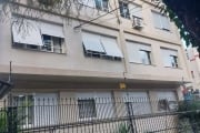 Apartamento à venda na Rua Vicente da Fontoura, localizado no bairro Petrópolis, Porto Alegre. .Desocupado,  o imóvel conta  com 2 quartos, acesso facilitado a comércio e serviços da região, além de u