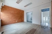 Casa com área útil aproximada de 198m², piso laminado, 08 salas, 02 lavabos, 01 banheiro, cozinha, terraço, jardim de inverno e pátio. &lt;BR&gt;Estacionamento terceirizado em frente ao imóvel. Entre 