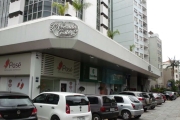 Libertas Imobiliária aluga loja comercial no 5ª Avenida Center no bairro Moinhos de Vento.&lt;BR&gt;&lt;BR&gt;Loja situada próxima à porta de entrada, dispõe de mezanino, 1 banheiro, ampla vitrine, me