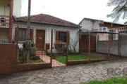 Terreno com 2 casas&lt;BR&gt;192,49 m² na casa da principal  living para 2 ambientes, banheiro social, 2 dormitórios e copa cozinha.&lt;BR&gt;Edícula com churrasqueira, depósito, lavanderia, gabinete 