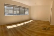 Sala comercial com 35m² no bairro Auxiliadora em Porto Alegre.&lt;BR&gt;&lt;BR&gt;Imóvel bem iluminado, piso laminado, banheiro social.&lt;BR&gt;&lt;BR&gt;Condomínio com elevador e portaria, localizad