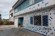 Ótimo sobrado, tanto comercial quanto residencial. &lt;BR&gt;Mobiliado. Possui na parte térrea e de frente, 2 salas amplas com banheiro, ideal para instalação de empresa ou comércio. Sobrado possui no