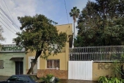 Casa comercial de 252m² de área privativa, 2 pavimentos,  com 8 salas, sendo uma com ármario sob medida, 3 banheiros, cozinha com pia em granito, lavanderia, garagem coberta com churrasqueira e pia.&l